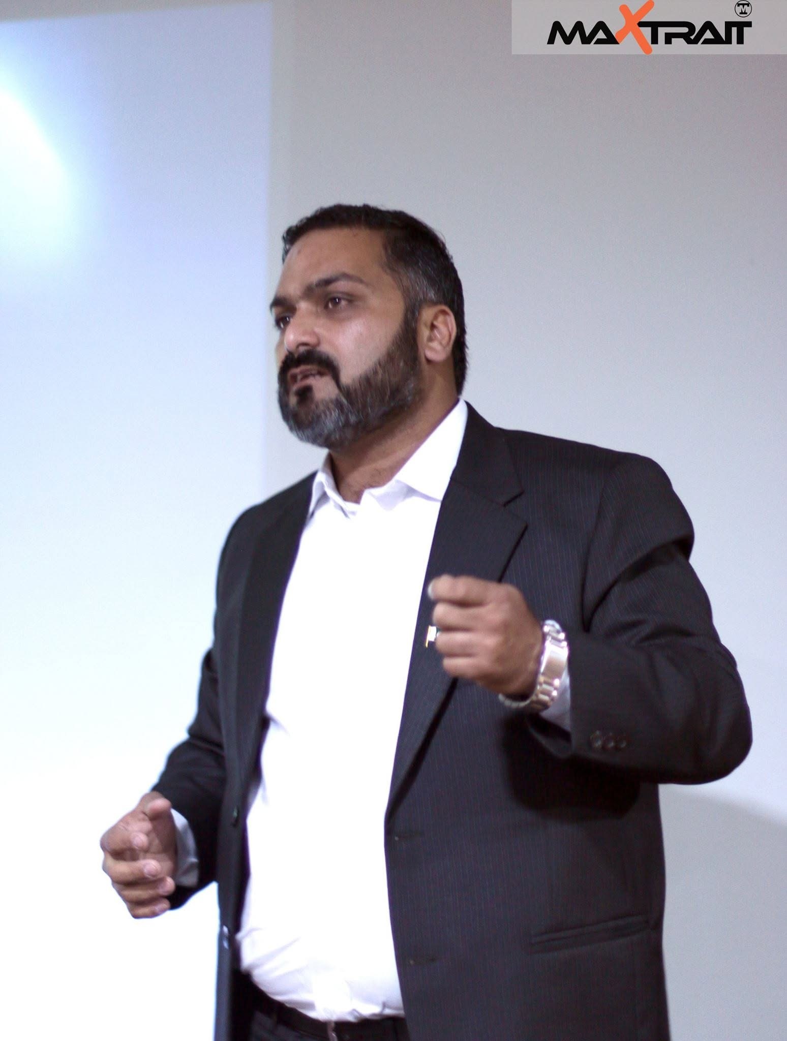 Syed Muzaffar Tirmizi presenting to an audience